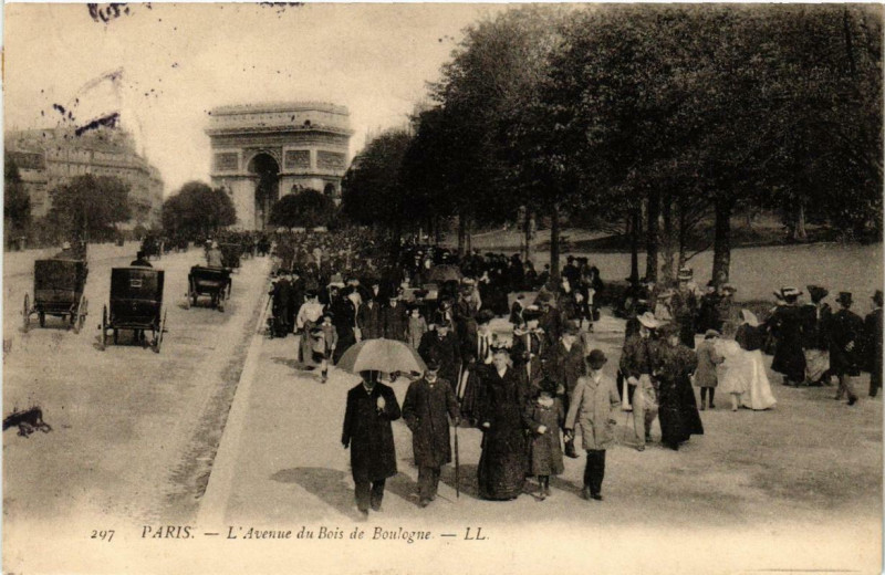 Carte postale ancienne L'Avenue du Bois de Boulogne à Paris 16e