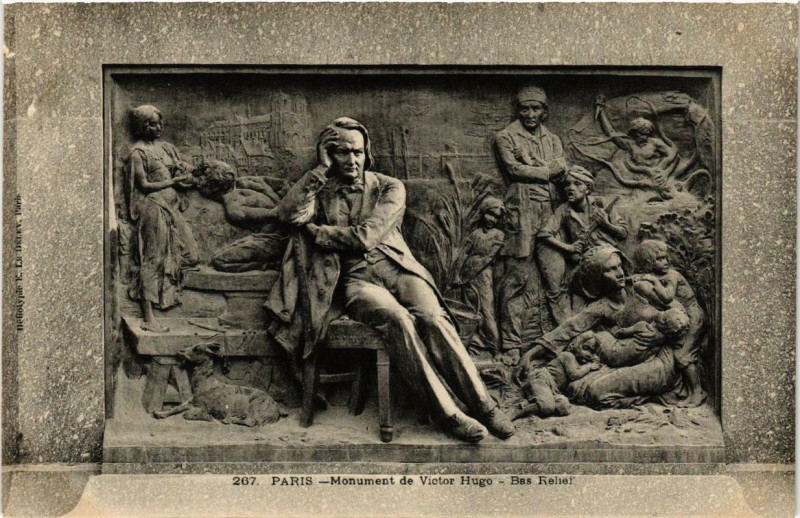 Carte postale ancienne Monument de Victor Hugo - Bas-Relief à Paris 16e