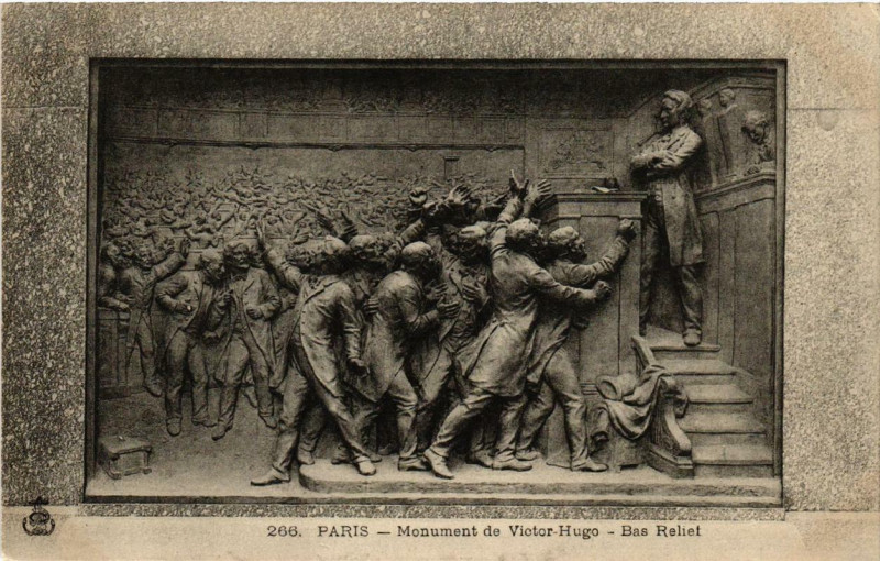 Carte postale ancienne Monument de Victor Hugo - Bas-Relief à Paris 16e