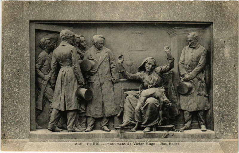 Carte postale ancienne Monument de Victor Hugo - Bas-Relief à Paris 16e