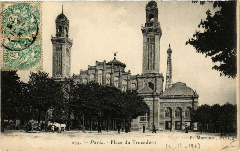 Carte postale ancienne Place du Trocadéro à Paris 16e