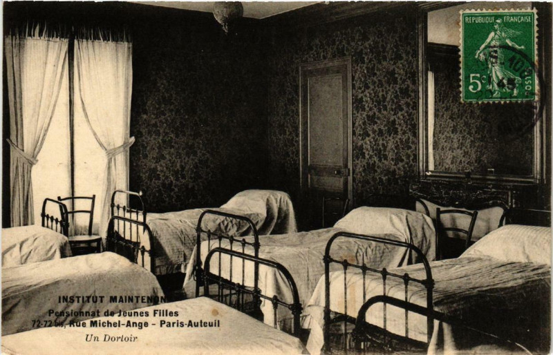 Carte postale ancienne Institut Maintenon - Pensionnat de Jeunes Filles - Rue Michel-Ange - Un Dortoir à Paris 16e