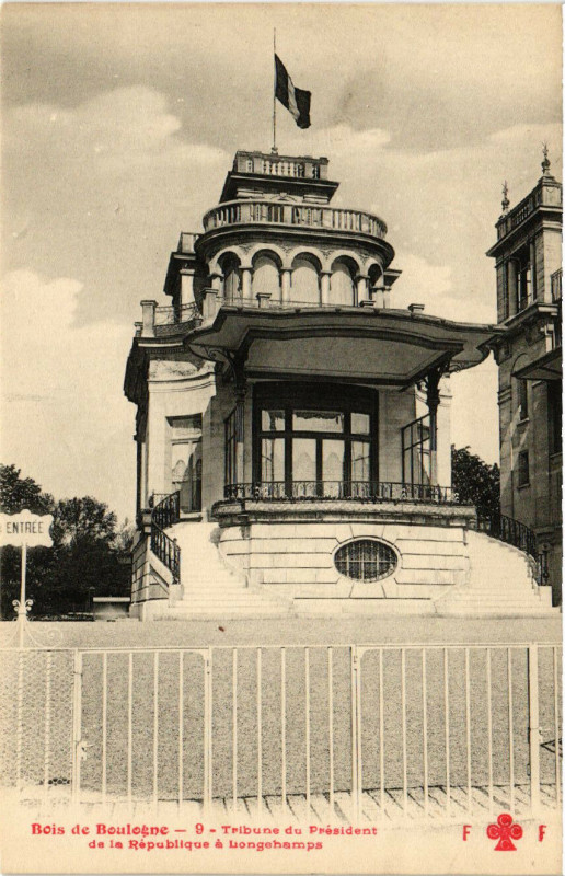 Carte postale ancienne Bois de Boulogne - Tribune du Président de la République à Longchamps à Paris 16e