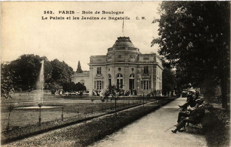 Carte postale ancienne Bois de Boulogne - Le Palais et les Jardins de Bagatelle à Paris