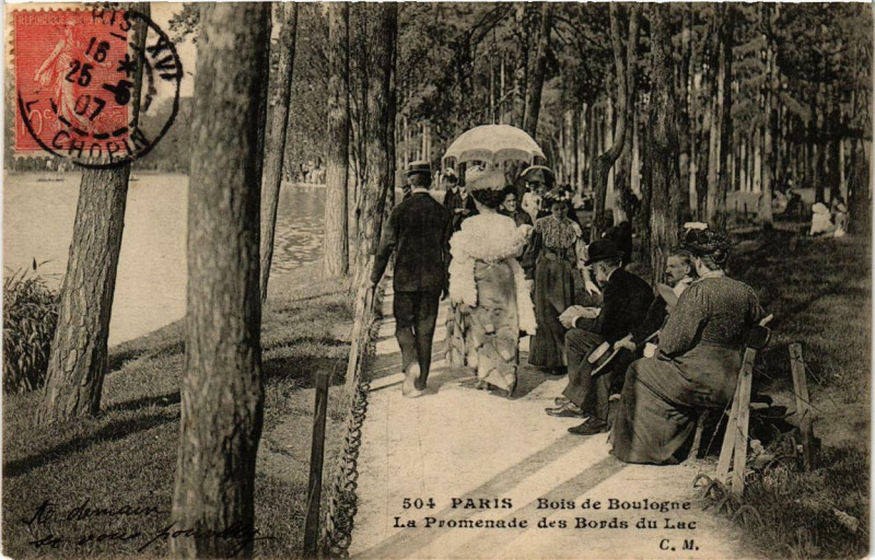 Carte postale ancienne Bois de Boulogne - La Promenade des Bords du Lac à Paris 16e
