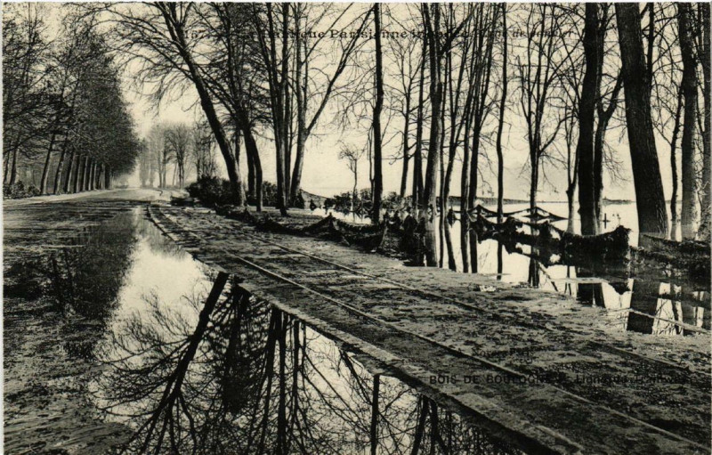 Carte postale ancienne La Banlieue Parisienne inondée - Crue de Janvier 1910 - Bois de Boulogne - Ligne de Tramway à Puteaux