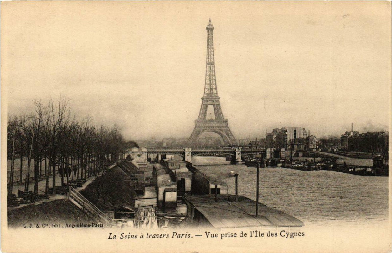 Carte postale ancienne Vue prise de l'Ile des Cygnes à Paris 15e