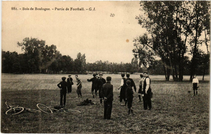 Carte postale ancienne Bois de Boulogne - Partie de Football à Paris
