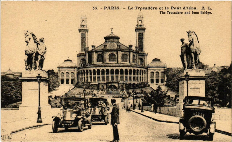 Carte postale ancienne Le Trocadéro et le Pont d'Iéna à Paris 7e