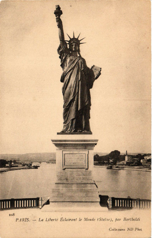 Carte postale ancienne La Liberté Eclairant le Monde (Statue) à Paris 15e