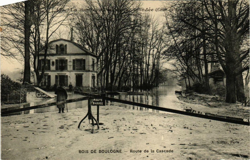 Carte postale ancienne La Banlieue inondée (Crue de Janvier 1910) - Bois de Boulogne - Route de la Cascade à Paris 16e