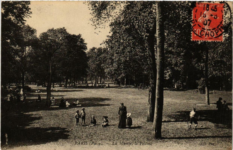 Carte postale ancienne Passy - La Muette, La Pelouse à Paris