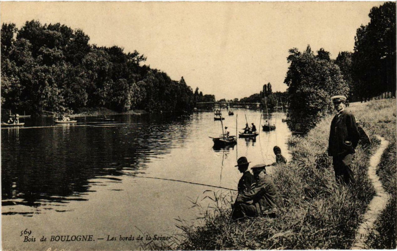 Carte postale ancienne Bois de Boulogne - Les Bords de la Seine à Puteaux