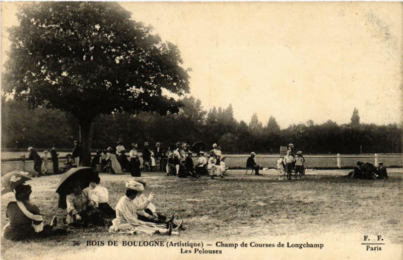 Carte postale ancienne Bois de Boulogne - Champ de Courses de Longchamp - Les Pelouses à Paris 16e