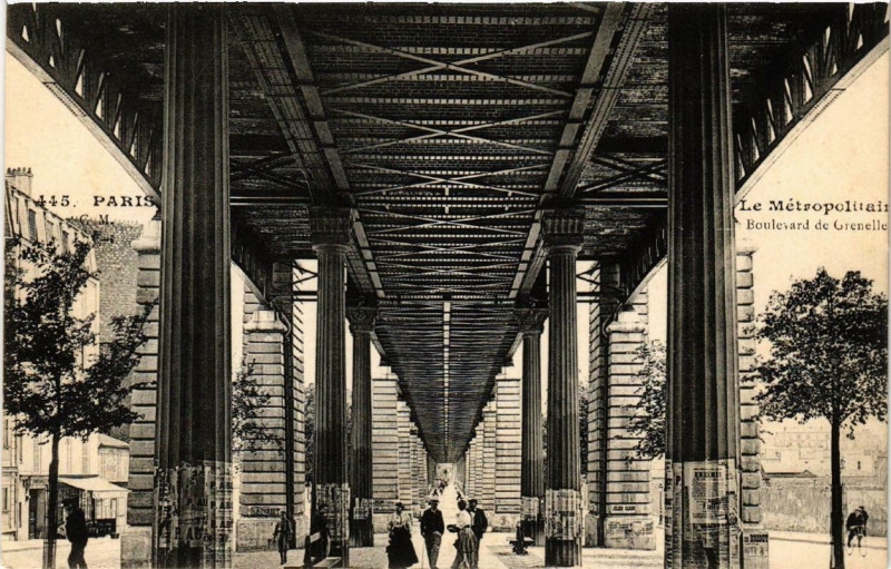Carte postale ancienne Le Métropolitain - Boulevard de Grenelle à Paris 15e