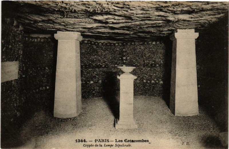 Carte postale ancienne Les Catacombes - Crypte de la Lampe Sépulcrale à Paris 14e