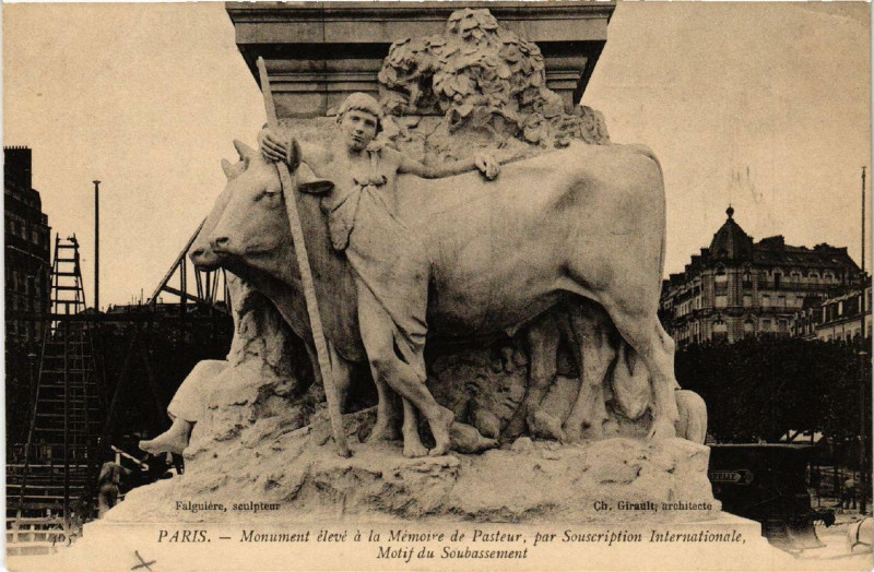 Carte postale ancienne Monument élevé à la mémoire de Pasteur - Motif du Soubassement à Paris 15e