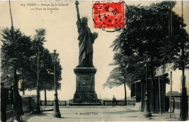 Carte postale ancienne Statue de la Liberté au Pont de Grenelle à Paris 15e