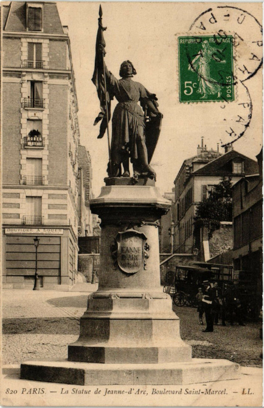 Carte postale ancienne Paris 13e Statue de Jeanne d'Arc. Boulevard Saint-Marcel à Paris 13e