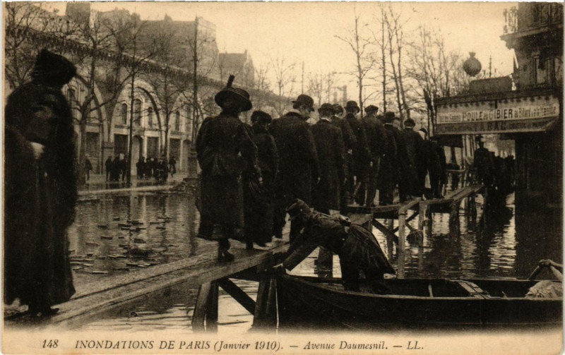 Carte postale ancienne Paris 12e Avenue Daumesnil à Paris 12e