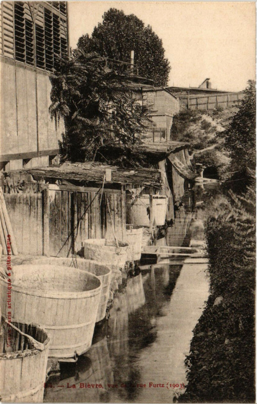 Carte postale ancienne Paris 13e La Bievre. vue de la Rue Furtz à Paris 13e