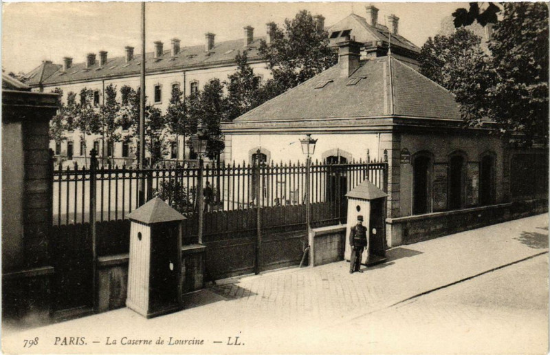 Carte postale ancienne La Caserne de Lourcine à Paris 5e