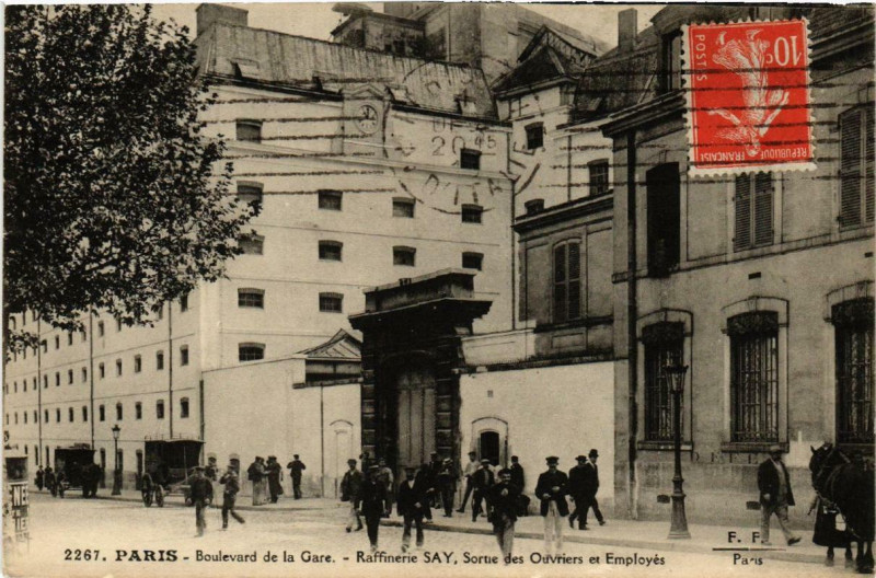 Carte postale ancienne Boulevard de la Gare - Raffinerie Say, Sortie des Ouvriers Employés à Paris 13e