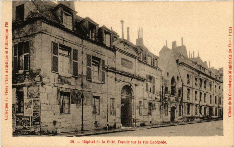 Carte postale ancienne Paris 13e Hopital de la Pitie. Façade sur la Rue Lacepede à Paris 13e