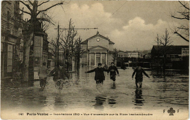 Carte postale ancienne Paris 12e Venise vue d'ensemble sur la Place Lachambaudre à Paris 12e