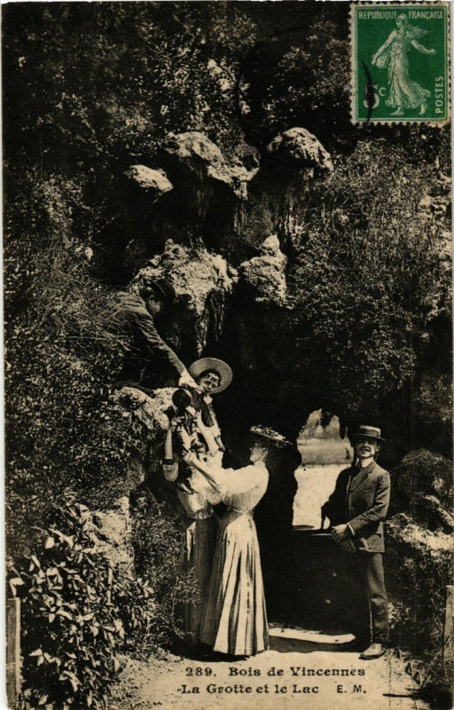 Carte postale ancienne Paris 12e Bois de Vincennes. La Grotte et le Lac à Paris 12e