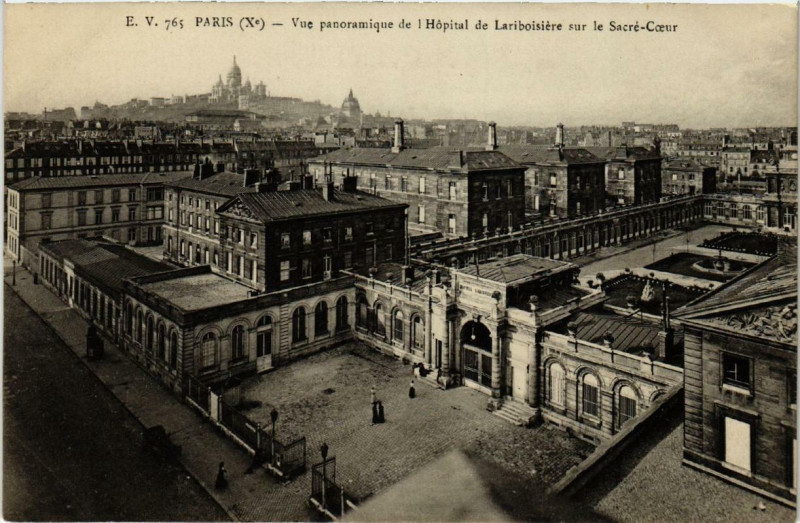 Carte postale ancienne Vue panoramique de l'Hôpital de Lariboisière sur le Sacré-Coeur à Paris 10e
