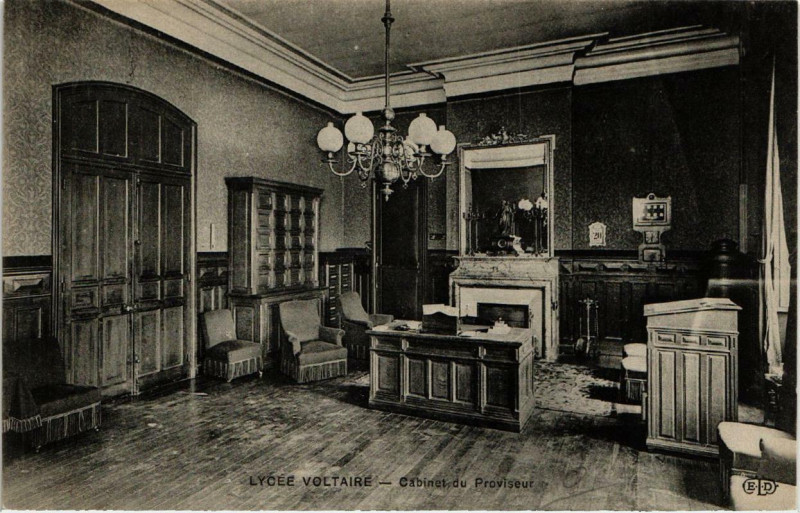Carte postale ancienne Paris 11e Lycée Voltaire. Cabinet du Proviseur à Paris 11e