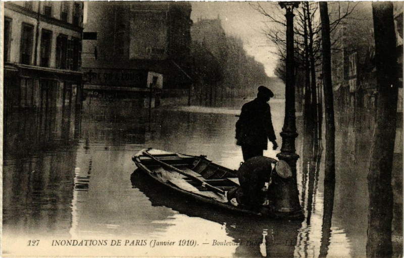 Carte postale ancienne Paris 12e Boulevard Diderot à Paris 12e