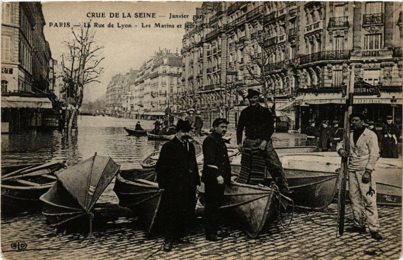 Carte postale ancienne Crue de la Seine - La Rue de Lyon - Les Marins et leurs Canots Berchon à Paris 12e