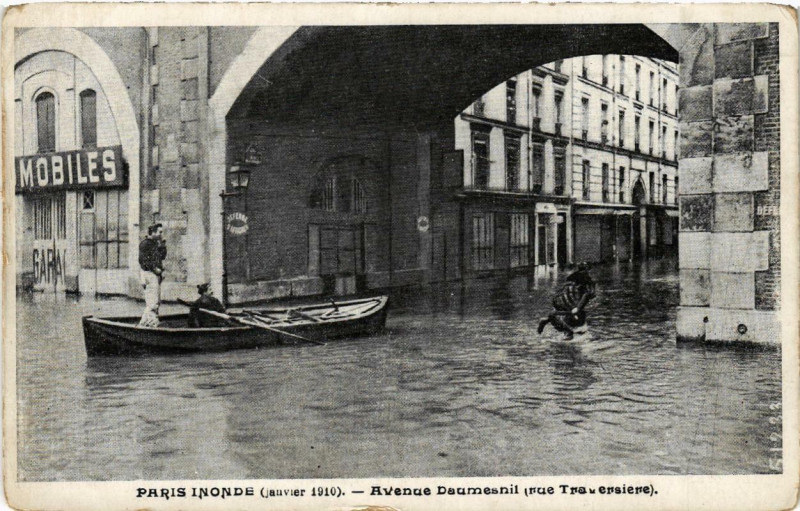 Carte postale ancienne Paris 12e Avenue Daumesnil. Rue Traversiere à Paris 12e