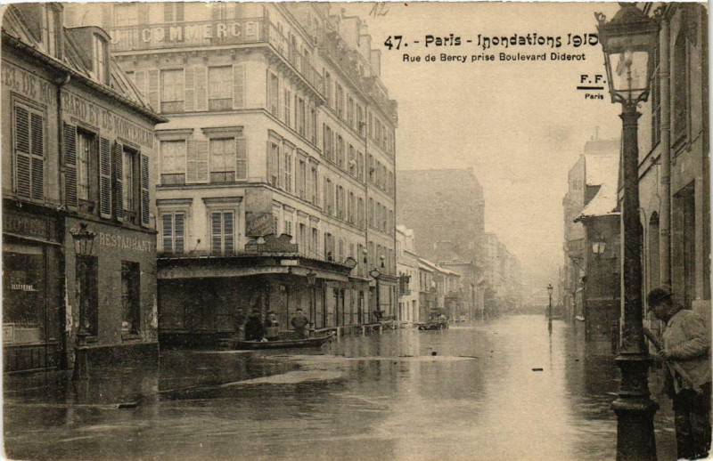 Carte postale ancienne Paris 12e Rue de Bercy. prise Bd Diderot à Paris 12e