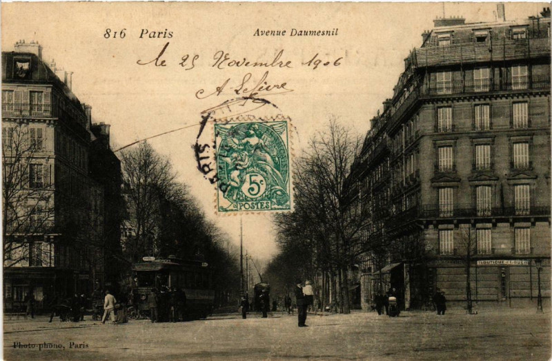 Carte postale ancienne Paris 12e Avenue Daumesnil à Paris 12e