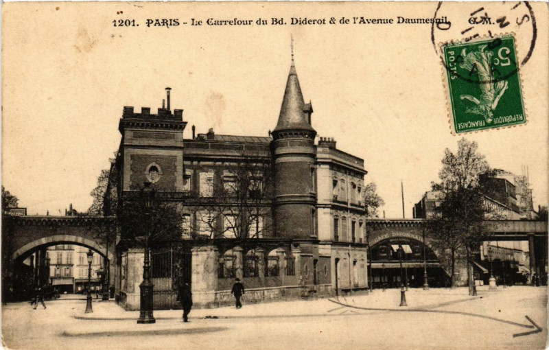 Carte postale ancienne Paris 12e Le Carrefour du Bd. Diderot et de l'Avenue Daumesnil à Paris 12e