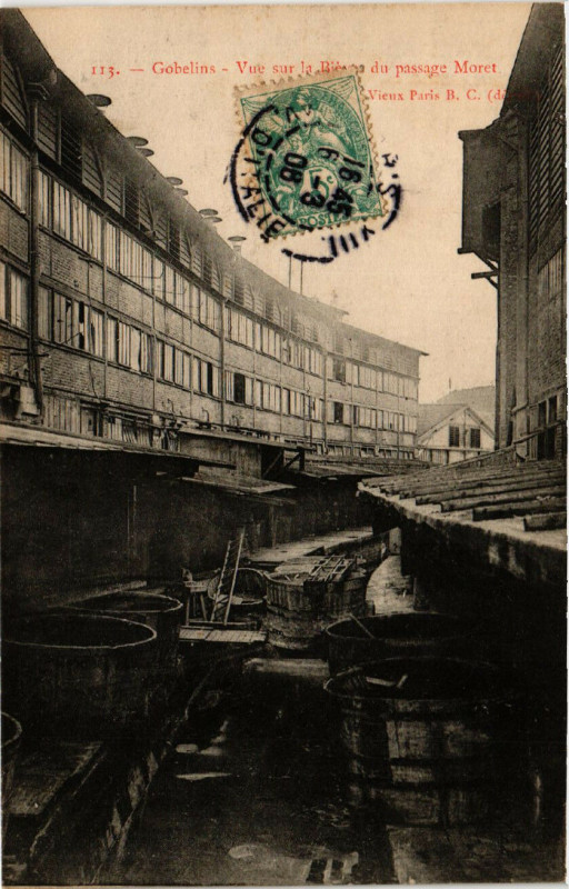 Carte postale ancienne Paris 13e Gobelins. Vue sur la Bievre du passage Moret à Paris 13e
