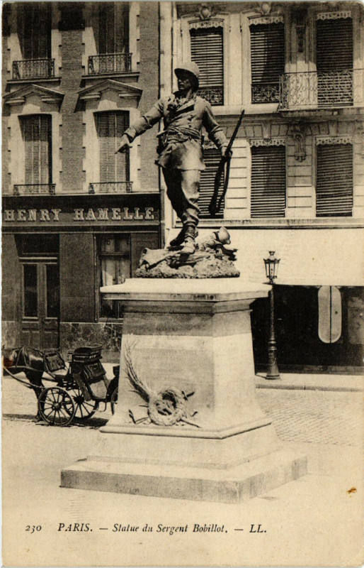 Carte postale ancienne Paris 11e Statue du Sergent Bobillot à Paris 11e