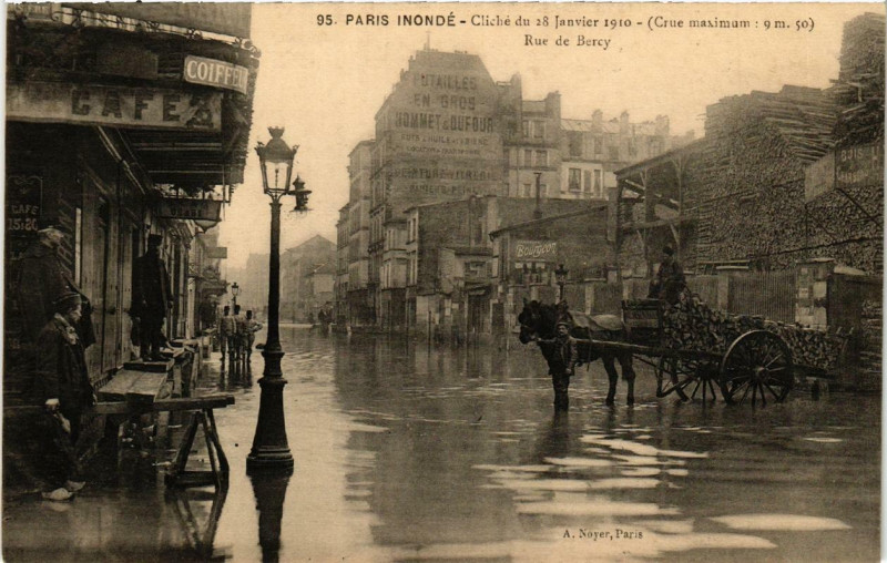 Carte postale ancienne Paris 12e Rue de Bercy à Paris 12e