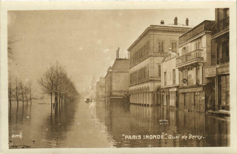 Carte postale ancienne Paris 12e Quai de Bercy. carte photo à Paris 12e