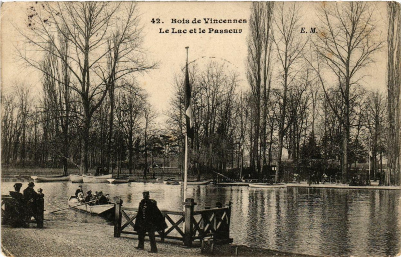 Carte postale ancienne Paris 12e Bois de Vincennes. Le Lac et le Passeur à Paris 12e