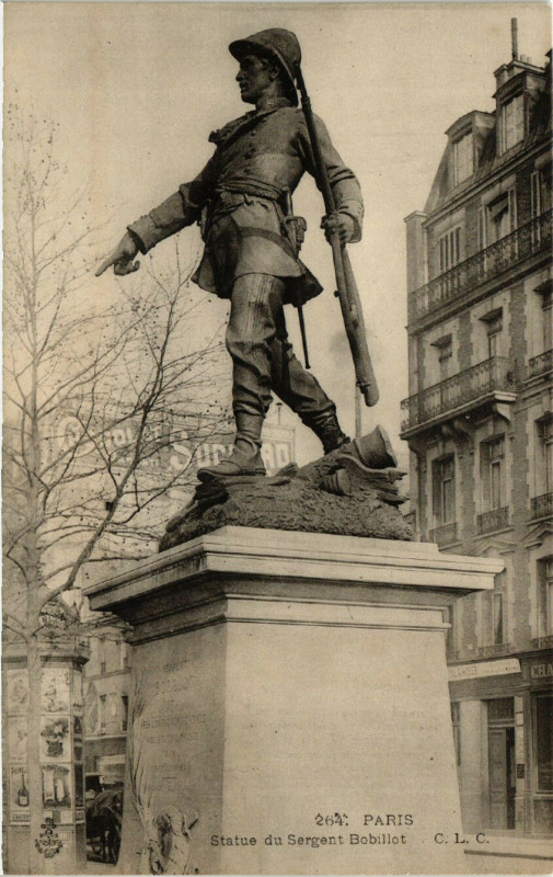 Carte postale ancienne Paris 11e Statue du Sergent Bobillot à Paris 11e