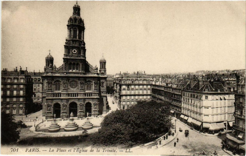 Carte postale ancienne Paris 9e La Place et l'Eglise de la Trinite à Paris 9e