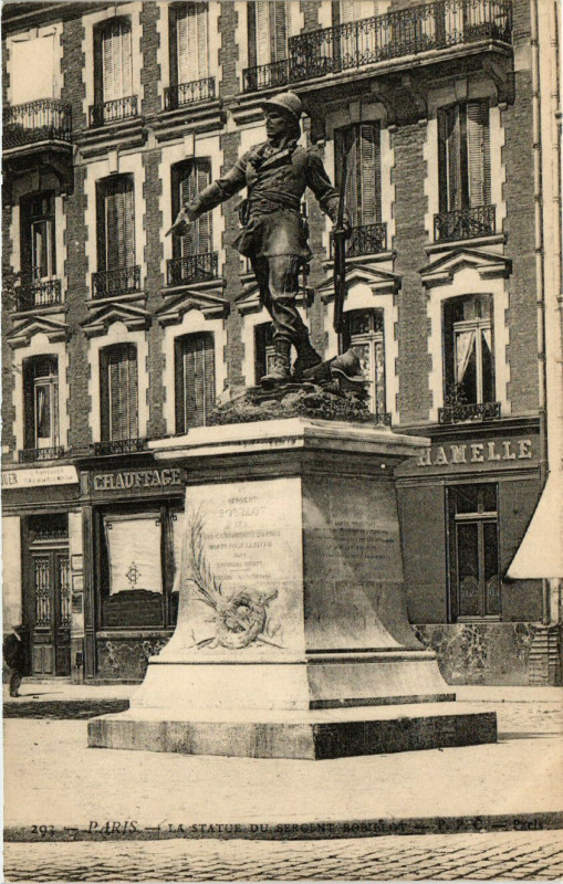 Carte postale ancienne Paris 11e Statue du Sergent Bobillot à Paris 11e