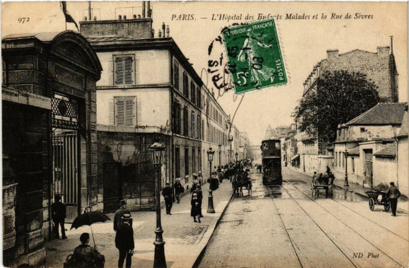 Carte postale ancienne L'Hôpital des Enfants Malades et la Rue de Sèvres à Paris 15e
