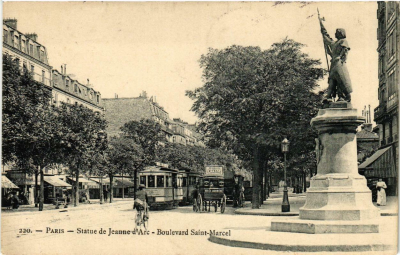 Carte postale ancienne Paris 5e Statue de Jeanne d'Arc. Boulevard Saint-Marcel à Paris 5e