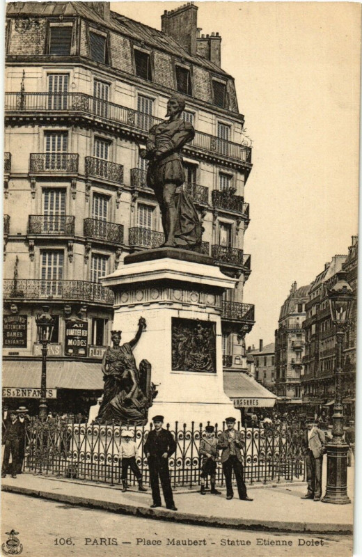 Carte postale ancienne Paris 5e Place Maubert. Statue Etienne Dolet à Paris 5e