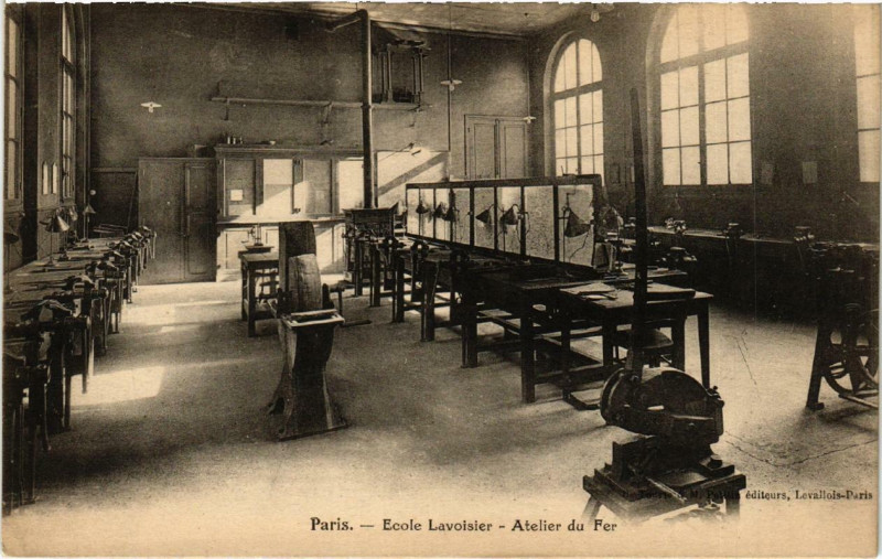 Carte postale ancienne Paris 5e Ecole Lavoisier. Atelier du fer à Paris 5e
